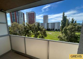 Priestranný 2 izbový s logigiou na začianku Petźalky